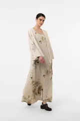 Chaqueta de gamuza color beige, con calce amplio y relajado, mangas anchas y detalles de inserciones de crochet con motivos florales.