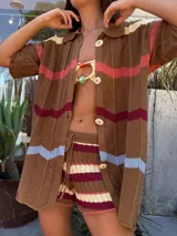 Camisa de tejido de punto color crudo, con diseño de rayas en zigzag en tonos terracota, azul claro y bordó. Presenta un calce oversize y cierre frontal con botones.