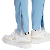 Pantalón de jogging celeste con cintura elástica, logo de Adidas dorado y tres tiras negras en los laterales.