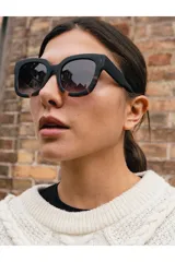 Lentes de sol Tiwi modelo Kerr, con montura gruesa de acetato color negro en la parte superior y estampado carey en la parte inferior.