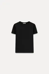 Camiseta negra de manga corta, cuello redondo y corte regular fit, confeccionada en tejido de punto interlock elástico y flexible.
