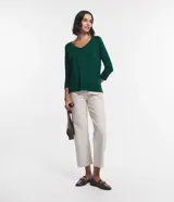 Blusa básica de viscosa verde militar con escote en V, mangas 3/4 y puños anchos en rib. Cuenta con costuras decorativas y dobladillo inferior ancho.
