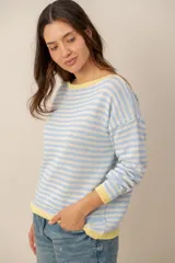 Sweater de tejido de punto a rayas horizontales celestes y blancas, con cuello bote, mangas largas y terminaciones en color amarillo.