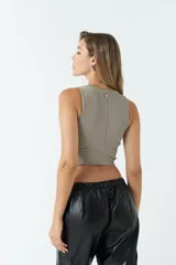 Musculosa blanca estilo top, de corte ajustado y sin mangas.