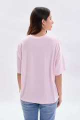 Remera de manga corta en color rosa con efecto lavado, de corte holgado y cuello redondo.