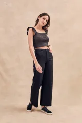 Top corto ajustado al cuerpo con escote cuadrado y volados en los hombros. Tejido de punto con hilo lurex multicolor que le da un efecto brillante.