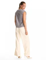 Blusa sin mangas con escote en V, confeccionada completamente en lentejuelas color dorado. Cuenta con forro interno a tono y un corte recto y holgado.