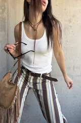 Musculosa básica blanca de algodón con diseño acanalado y escote redondo.