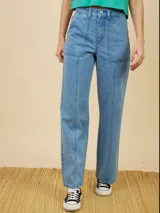 Pantalón jean celeste de corte recto, con cintura alta y bolsillos frontales tipo parche.