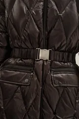 Campera puffer larga de color negro con diseño acolchado en forma de rombos. Cuenta con capucha, cierre frontal, bolsillos con cierre y un cinturón elástico con hebilla metálica en la cintura.