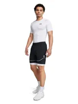 Remera deportiva Under Armour de compresión, modelo HeatGear Armour Comp SS, de manga corta y color blanco, diseñada con tejido superligero y transpirable con paneles de malla y mangas raglán.
