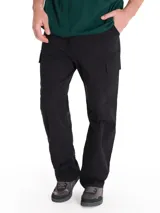 Pantalon cargo de corte recto, color negro, con bolsillos laterales tipo cargo con solapa y bolsillos traseros. Cuenta con cierre de cremallera y etiqueta de la marca en el bolsillo posterior.
