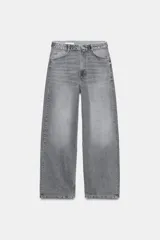 Jeans de tiro bajo con diseño de cintura vuelta, corte recto y cinco bolsillos. Presenta un acabado lavado en tono gris y cierre frontal con cremallera y botón metálico.
