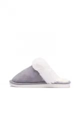 Pantuflas de estar por casa color arena, con exterior de textura gamuzada y detalle de piel sintética blanca en el borde superior.
