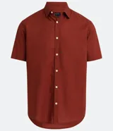 Camisa de hombre color terracota, de tejido plano de lino y algodón, con cuello camisero, abertura frontal con botones y manga corta.