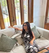 Vestido largo azul marino de manga corta, con cuello redondo y textura acanalada.