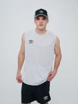Musculosa deportiva Umbro modelo Axis para hombre, de color azul marino, con cuello redondo y logo impreso en el pecho.