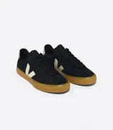 Championes Veja modelo Campo Bold, color negro con logo lateral en forma de "V" color crema, capellada de gamuza, forro interior de poliéster reciclado, plantilla de caucho amazónico y caña de azúcar, y suela de caucho amazónico y sintético.