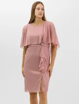 Vestido midi de tejido metalizado color turquesa, con sobrecapa de tul liviano sobre los hombros, detalle de pedrería en la cintura, volado lateral y tajo frontal.