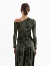 Top de lycra estampado con diseño de estrellas, con escote irregular, drapeado en el pecho y mangas largas. Presenta un calce ajustado al cuerpo.