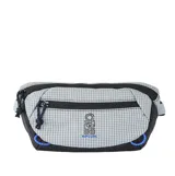 Riñonera Rip Curl modelo Sseries Overland Waist Bag de diseño cuadriculado en tonos gris y negro, con detalles en azul. Cuenta con un compartimento principal con cierre, un bolsillo frontal con cierre y correa ajustable.