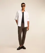 Pantalón jogger marrón liso con ajuste en la cintura.