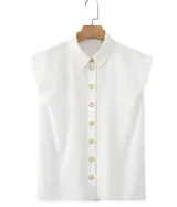 Blusa sin mangas color blanco con cuello camisero, cierre frontal con botones y diseño texturizado.