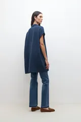 Túnica azul marino con cuello polo y mangas cortas.