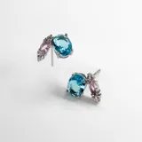 Par de aros plateados con pasante y fru fru. Con cristal celeste grande y 3 chiquitos rosa clarito y blanco.