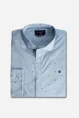Camisa celeste con microestampado de puntos y logo de pájaro bordado en el pecho. Corte slim fit, manga larga y cuello clásico.