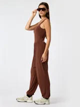 Monos y enteritos marrón de modal con elastano, de diseño holgado con piernas anchas, parte superior ajustada y tirantes finos.