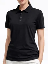 Chomba color borgoña de corte clásico, con cuello polo, mangas cortas y tapeta con botones.