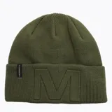 Gorro tipo beanie de doble capa color verde oliva, con diseño de letra M bordada en relieve en el frente y etiqueta lateral con el logo de la marca Merrell.