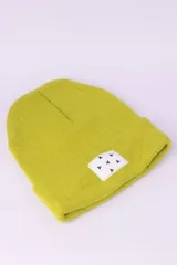 Gorro de lana color lila con etiqueta cuadrada blanca con diseño de triángulos negros.