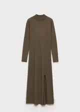 Vestido midi de punto fino color marrón, con cuello perkins, manga larga y diseño recto. Presenta una abertura lateral en el bajo.