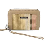 Billetera mediana con cierre perimetral, confeccionada en cuero sintético rosa y detalle central de tejido tipo telar con rayas verticales en amarillo, rosa y negro. Incluye correa de mano desmontable y placa metálica con logo de la marca.