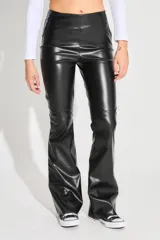 Pantalón semi oxford de ecocuero negro, tiro alto y cierre metálico lateral. Presenta un recorte arriba de la rodilla.