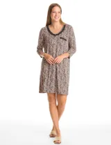 Camisón de corte recto y holgado con estampado animal print. Presenta escote redondo adornado con una delicada aplicación de crochet y un pequeño bolsillo frontal con el mismo detalle. Posee mangas tres cuartos.