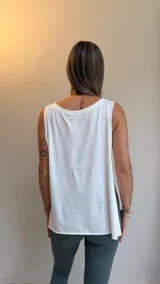 Musculosa deportiva negra de corte holgado, con cuello redondo y aberturas laterales que brindan mayor libertad de movimiento.