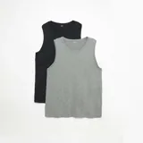 Pack de dos musculosas de punto, una en color negro y otra en gris melange, con cuello redondo y diseño sin mangas.