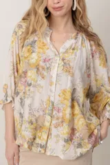 Camisa estampada de algodón y lino, con cuello en V, mangas anchas y puños con elástico.