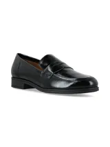 Mocasín de cuero charolado color negro, con diseño clásico de antifaz en el empeine y suela plana con pequeño tacón.