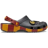 Zuecos Crocs Classic color negro con detalles de la casa Gryffindor de Harry Potter, incluyendo tira de talón en tono bordó con emblema de león y suela con estampado de rayas rojas y amarillas inspiradas en la bufanda de la casa. Incluyen dijes Jibbitz temáticos.