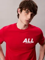 Remera Calvin Klein de manga corta y cuello redondo, en color rojo, con estampado gráfico de la palabra 'ALL' en color blanco en el pecho.