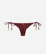 Bombacha de bikini bordó con lazos laterales ajustables de doble tira y terminales metálicos decorativos.