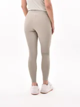 Calza larga gris de lycra, tiro alto y corte ajustado.