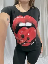 Remera negra de algodón con estampado de labios rojos con cerezas y texto "Cherry Lips".