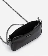 Bolso pequeño transversal negro, confeccionado en PU, con correa larga de cadena. Cierre por cremallera y placa metalizada con el logo de la marca.
