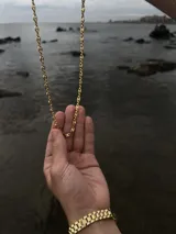 Cadena de eslabones tipo marina en color dorado, con cierre de mosquetón.