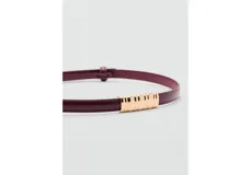 Cinturón fino de poliuretano color bordó con hebilla metálica dorada de diseño rectangular.